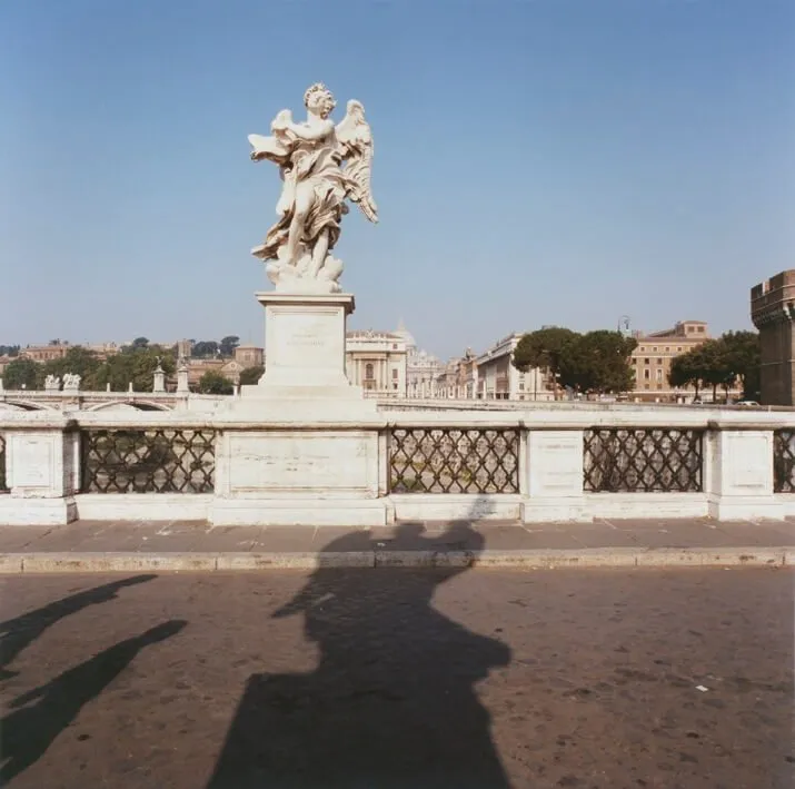 Angelo. Roma, 1988 Giovanni Chiaramonte Cartaea galleria Cartacea Gallery Confessionale - Modellino di barca, 1990 | Nascosto in Prospettiva. Scene nel paesaggio italiano | Stampa cromogenica da negativo 6x6, | Firmata. | Edizione 5 di 9 | 70x70 cm Vintage Print