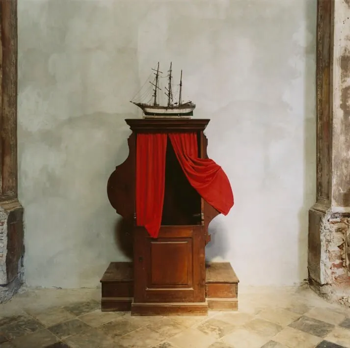 Confessionale - Modellino di barca, 1990 | Nascosto in Prospettiva. Scene nel paesaggio italiano | Stampa cromogenica da negativo 6x6, | Firmata. | Edizione 5 di 9 | 70x70 cm Cartacea Galleria Cartacea Gallery Vintage Print