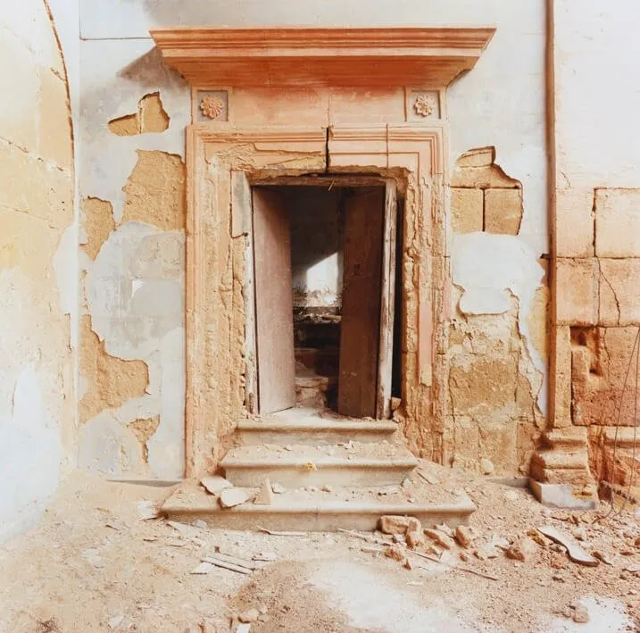 Giovanni Chiaramonte Dopo un terremoto. Poggio Reale, 1991 | Nascosto in Prospettiva. Scene nel paesaggio italiano | Stampa cromogenica da negativo 6x6, | Firmata, | Edizione 5 di 9 | 70x70 cm Cartacea Galleria Cartacea Gallery Vintage Print