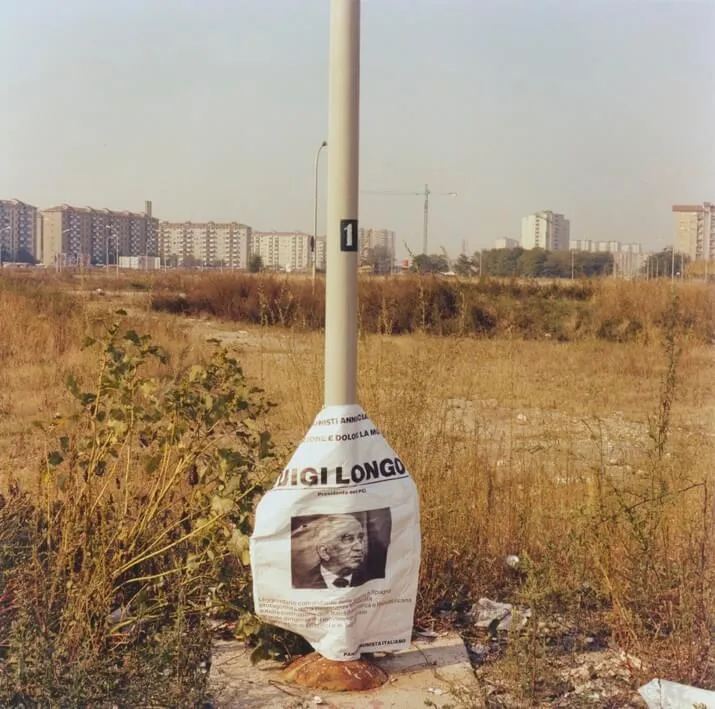 Giovanni Chiaramonte Eroe comunista. Milano, 1981 da Nascosto in Prospettiva. Scene nel paesaggio italiano Stampa cromogenica da negativo 6x6, Firmata. Edizione 5 di 9 70x70 cm Cartacea Galleria Cartacea Gallery Vintage Print