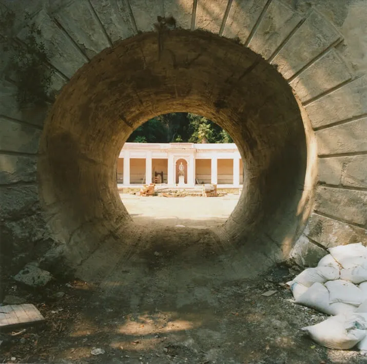 Galleria prospettica. Caserta, 1990 da Nascosto in Prospettiva. Scene nel paesaggio italiano Stampa cromogenica da negativo 6x6, Firmata. Edizione 5 di 9 70x70 cm Cartacea Galleria Cartacea Gallery Vintage Print