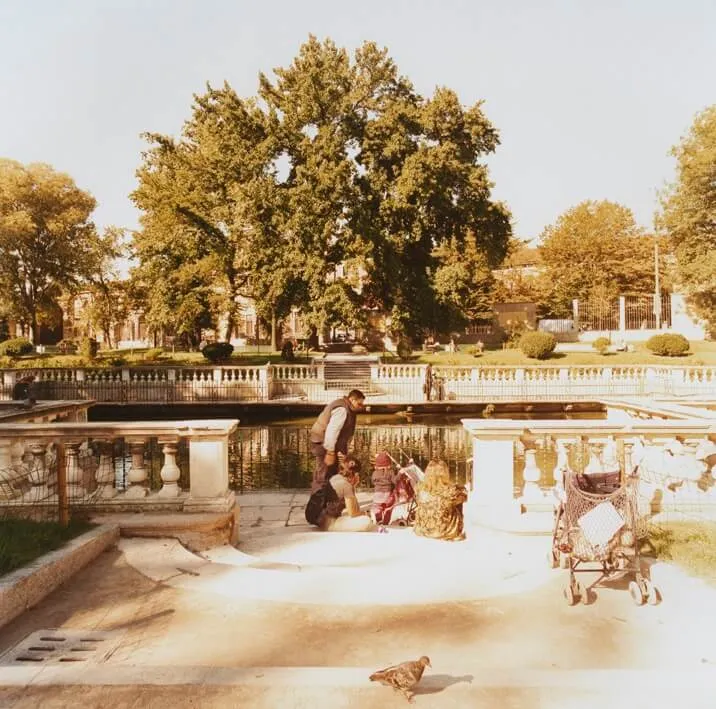 La famiglia. Milano, 1999 da Nascosto in Prospettiva. Scene nel paesaggio italiano Stampa cromogenica da negativo 6x6, Firmata. Edizione 5 di 9. 70x70 cm Cartacea Galleria Cartacea Gallery Vintage Print