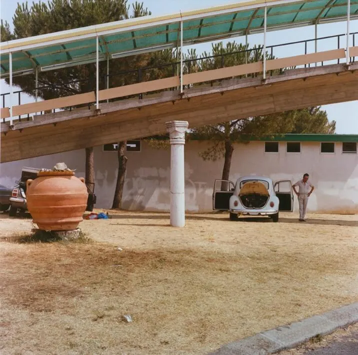 Cartacea Galleria Cartacea Gallery Vintage Print Giovanni Chiaramonte Lungo l’autostrada. Chiusi, 1980 da Nascosto in Prospettiva. Scene nel paesaggio italiano Stampa cromogenica da negativo 6x6, Firmata. Edizione 5 di 9 70x70 cm