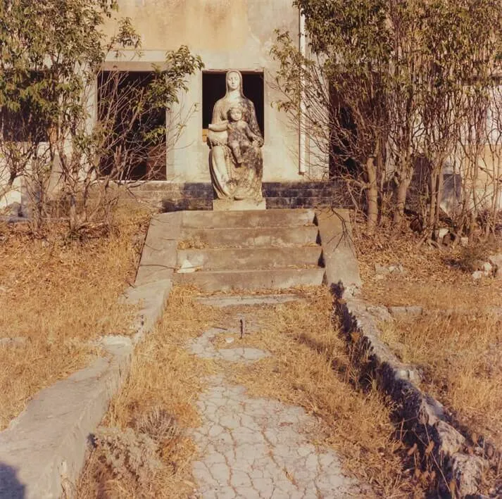 Cartacea Galleria Cartacea Gallery Vintage Print Giovanni Chiaramonte Madonna abbandonata. Disueri, 1980 da Nascosto in Prospettiva. Scene nel paesaggio italiano Stampa cromogenica da negativo 6x6, Firmata. Edizione 5 di 9 70x70 cm