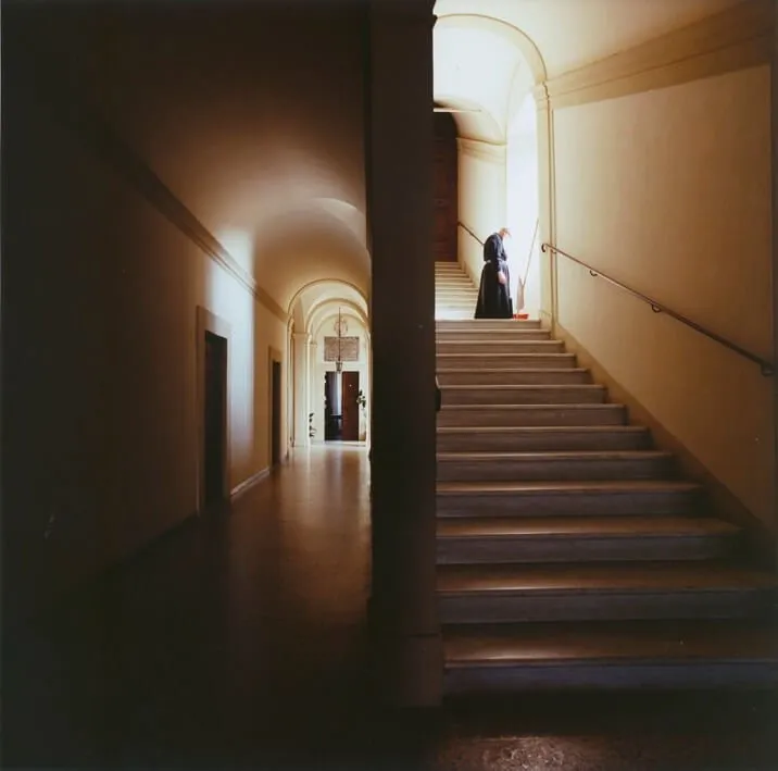 Cartacea Galleria Cartacea Gallery Vintage Print Giovanni Chiaramonte Monaco. Grottaferrata, 1990 da Nascosto in Prospettiva. Scene nel paesaggio italiano Stampa cromogenica da negativo 6x6, Firmata. Edizione 5 di 9. 70x70 cm