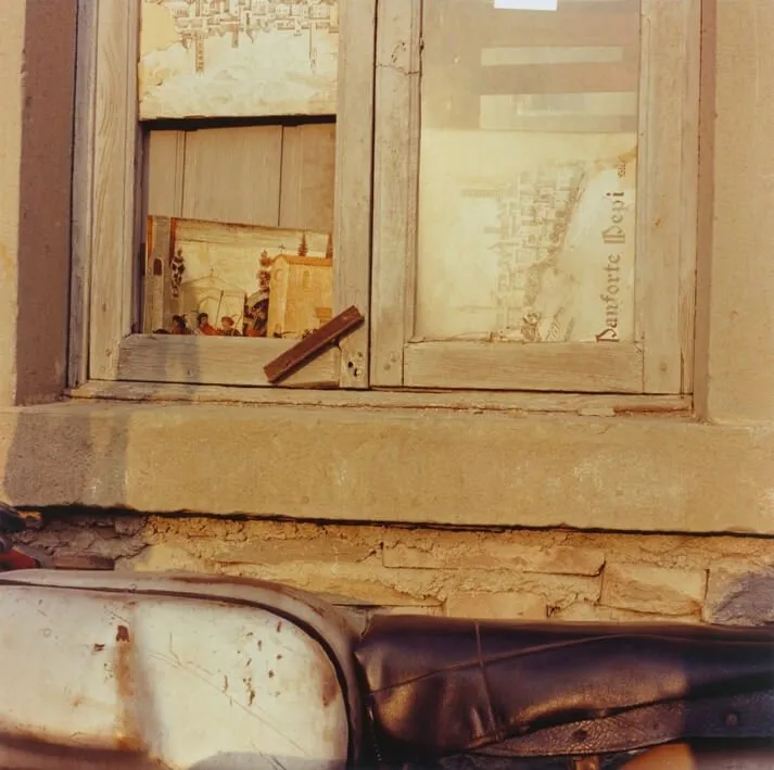 Perpiero della Francesca. Arezzo, 1980 da Nascosto in Prospettiva. Scene nel paesaggio italiano Stampa cromogenica da negativo 6x6, Firmata. Edizione 5 di 9. 70x70 cm Giovanni Chiaramonte Cartacea Galleria Cartacea Gallery Vintage Print
