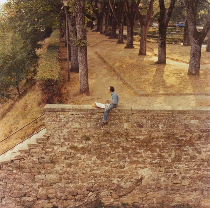 Poppi, 1980 da Nascosto in Prospettiva. Scene nel paesaggio italiano Stampa cromogenica da negativo 6x6, Firmata. Edizione 5 di 9 70x70 cm Giovanni Chiaramonte Cartacea Galleria Cartacea Gallery Vintage Print