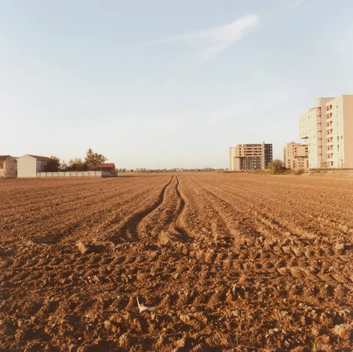 Rimini, 1980 da Nascosto in Prospettiva. Scene nel paesaggio italiano Stampa cromogenica da negativo 6x6, Firmata. Edizione 5 di 9. 70x70 cm Giovanni Chiaramonte Cartacea Galleria Cartacea Gallery Vintage Print