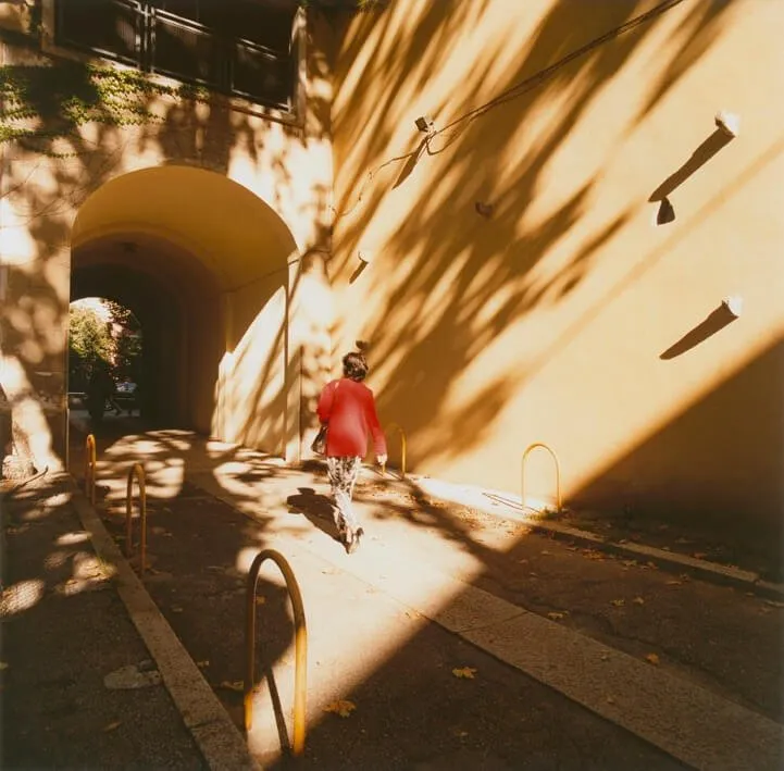 Senza Titolo. Milano, 1999 da Nascosto in Prospettiva. Scene nel paesaggio italiano Stampa cromogenica da negativo 6x6, Firmata, Edizione 5 di 9 70x70 cm Giovanni Chiaramonte Cartacea Galleria Cartacea Gallery Vintage Print