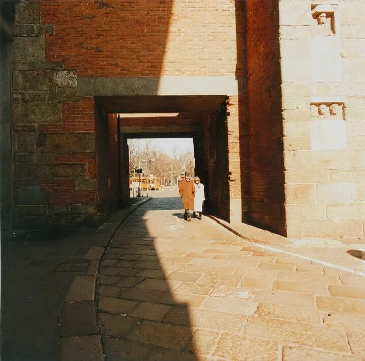 Senza titolo. Milano, 1999 da Nascosto in Prospettiva. Scene nel paesaggio italiano Stampa cromogenica da negativo 6x6,Firmata Edizione 5 di 9 Giovanni Chiaramonte Cartacea Galleria Cartacea Gallery Vintage Print