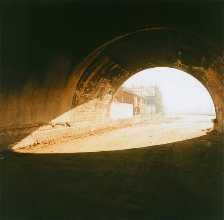 Senza titolo. Milano, 1999 da Nascosto in Prospettiva. Scene nel paesaggio italiano Stampa cromogenica da negativo 6x6, Firmata Edizione 5 di 9 70x70 cm Giovanni Chiaramonte Cartacea Galleria Cartacea Gallery Vintage Print