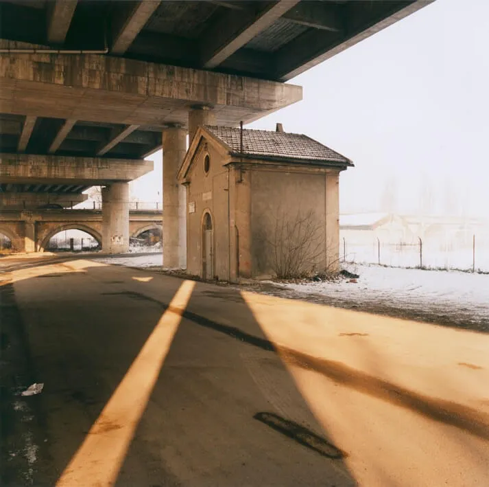 Via Emilia. Piacenza, 1986 da Nascosto in Prospettiva. Scene nel paesaggio italiano Stampa cromogenica da negativo 6x6, Firmata. Edizione 5 di 9. 70x70 cm Giovanni Chiaramonte Cartacea Galleria Cartacea Gallery Vintage Print