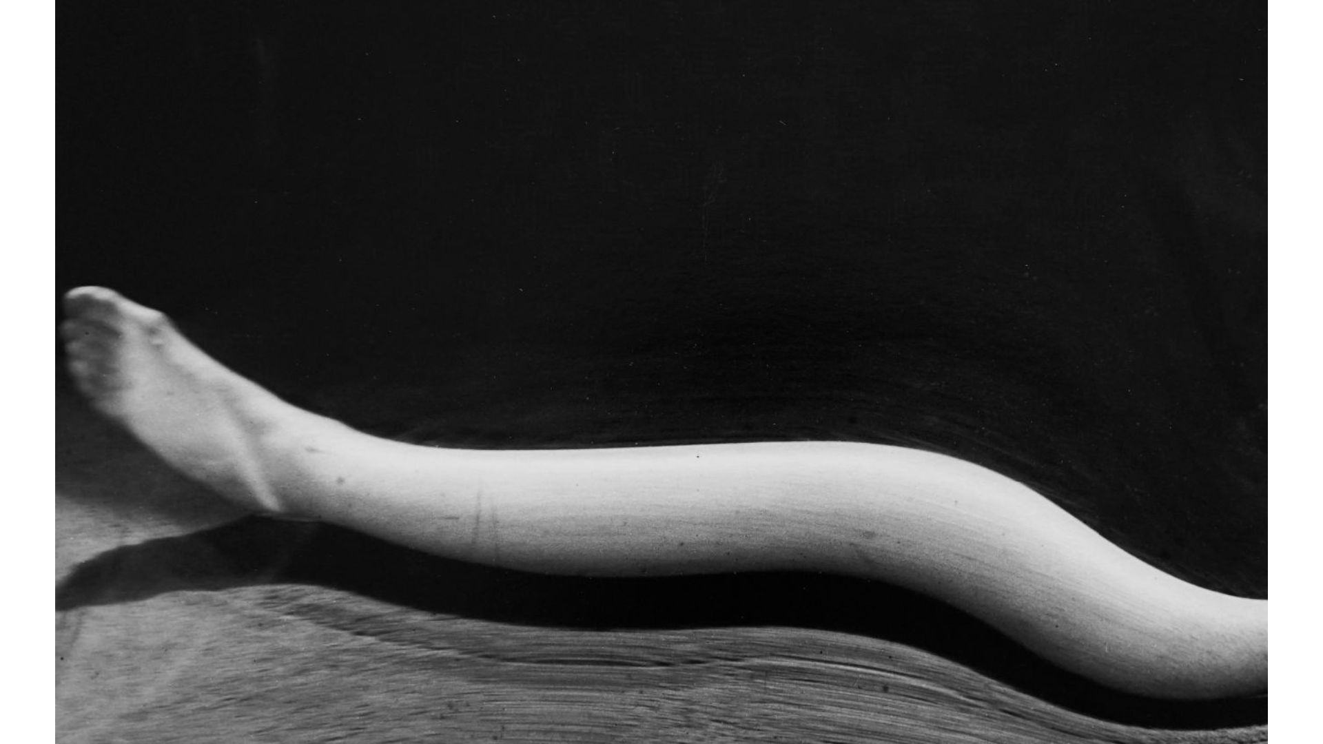 Andrè Kertesz Distortion
Gelatin Silver Print, Later Print (c.1970) |Author’s dry stamp on recto black and white
Cartacea Galleria
Cartacea Gallery